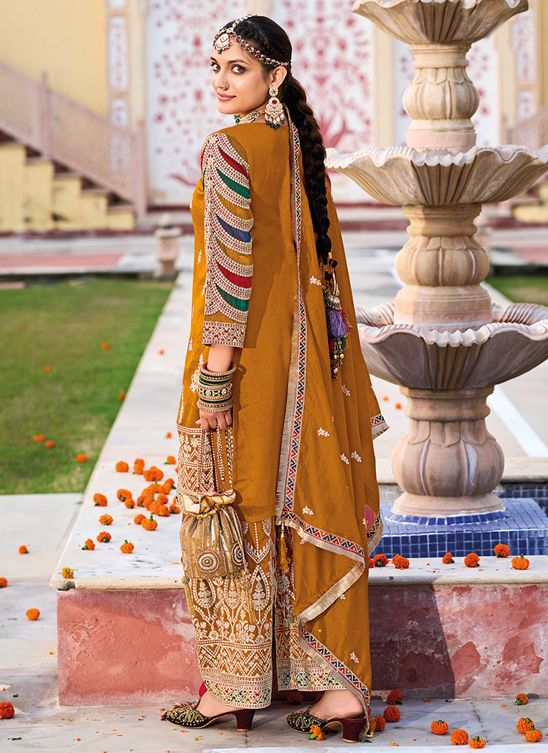 Shop Indian Outfits Online For Women In USA, UK, Canada, Germany, Mauritius, Singapore With Free Shipping Worldwide.