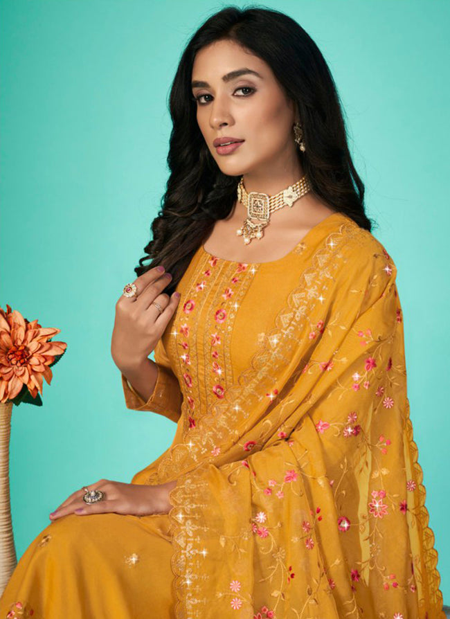 Beautiful jewellery combination with yellow suit | Nimrat khaira, Indian  bridal fashion, Punjabi models