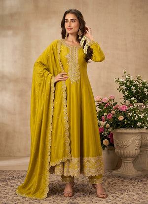 Mehendi Outfits
