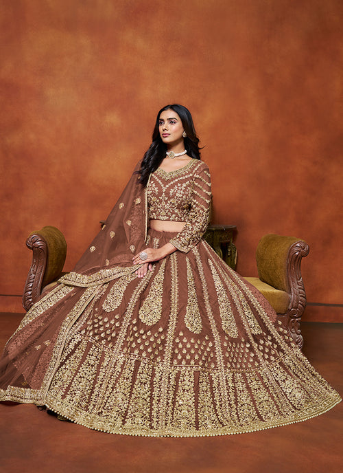 Lehengas are ideal for weddings because they adapt to each ceremony! Flowy styles, rich fabrics, and vibrant colors create a perfect look for any event.