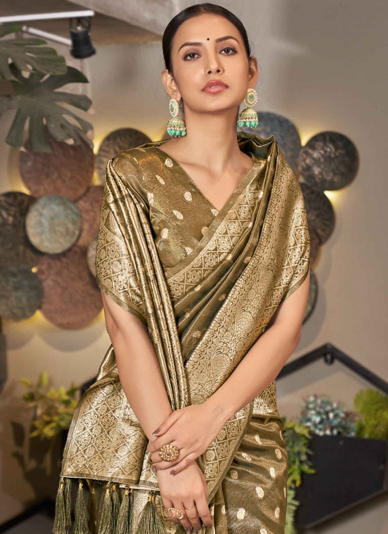 Fabulous Different Ways in Which You Can Wear a Gold Saree!