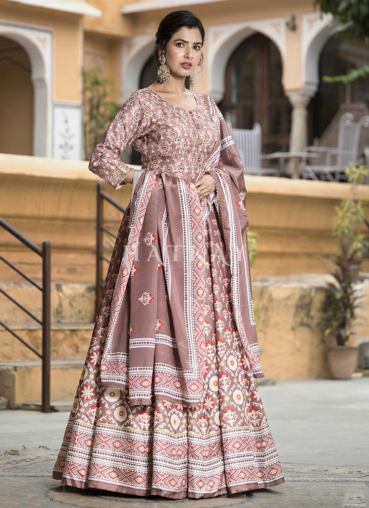 Explore our exquisite collection of Anarkali dresses perfect for wedding guests. Shop now with Hatkay for worldwide delivery, including the USA.