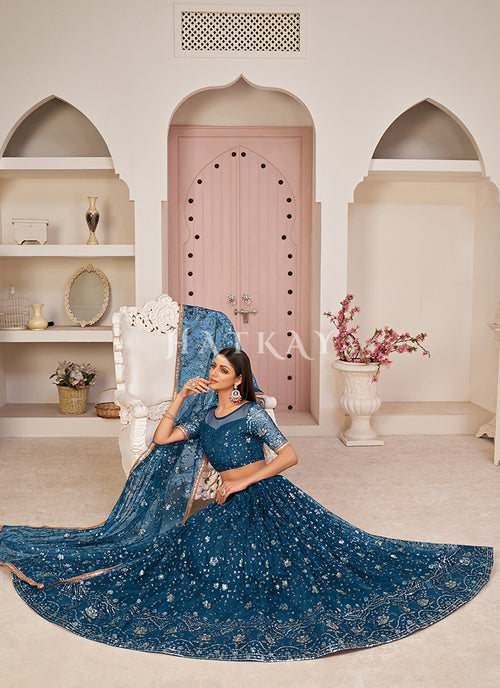 Lehengas are ideal for weddings because they adapt to each ceremony! Flowy styles, rich fabrics, and vibrant colors create a perfect look for any event.