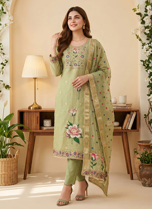 Mehendi Outfits