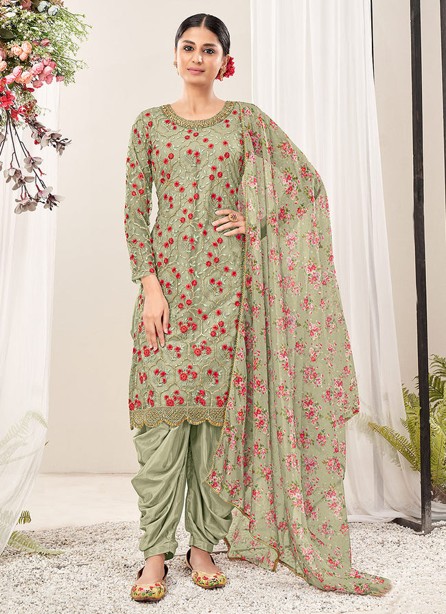 Celebrity Traditional Wear: 10 Times Aishwarya Rai's Ethnic Suits Were  Nothing Short Of Elegant