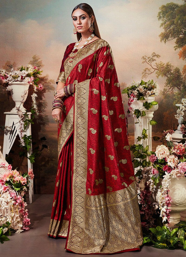 30 Real Brides Who Donned Red Bridal Saree For Their Wedding Day! | Bridal  saree, Reception sarees, Red saree wedding